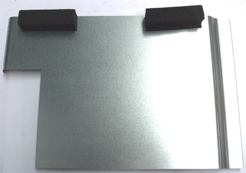Platte aus Metall mit glatter Oberfläche und zwei schwarzen Schaumstoffpolstern oben, geeignet für Daikin-Geräte, zur Abdichtung.